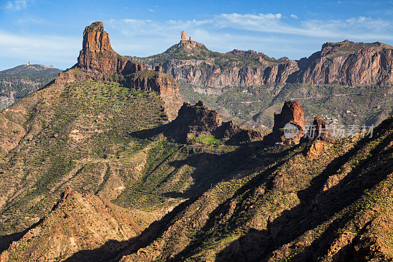 Roque Bentayga和Roque Nublo，西班牙加那利群岛大加那利岛特赫达火山口的火山岩。